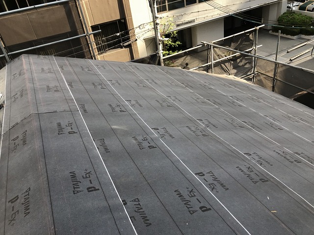 奈良市の複合屋根の防水紙設置