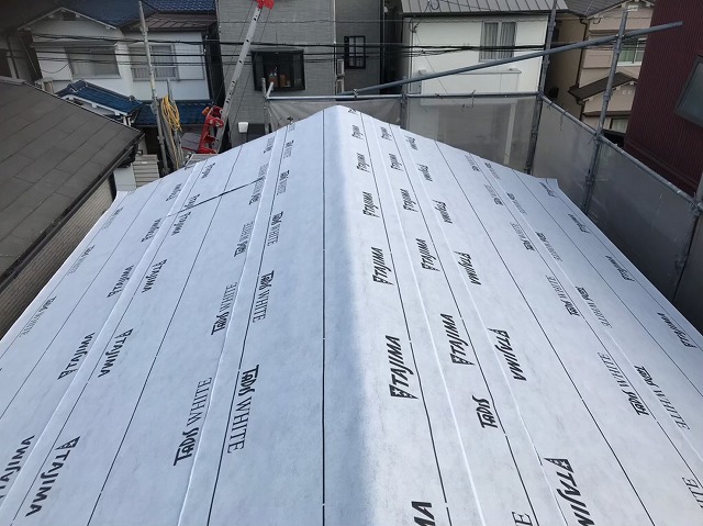 王寺町の瓦屋根に新しい防水紙貼り