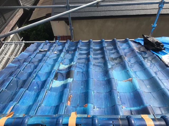 青い瓦屋根の経年劣化