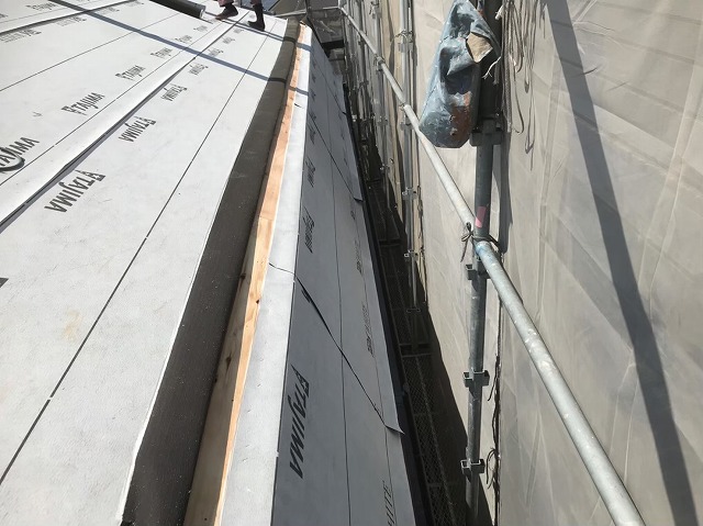 斑鳩町で急勾配屋根のルーフィング（防水紙）設置
