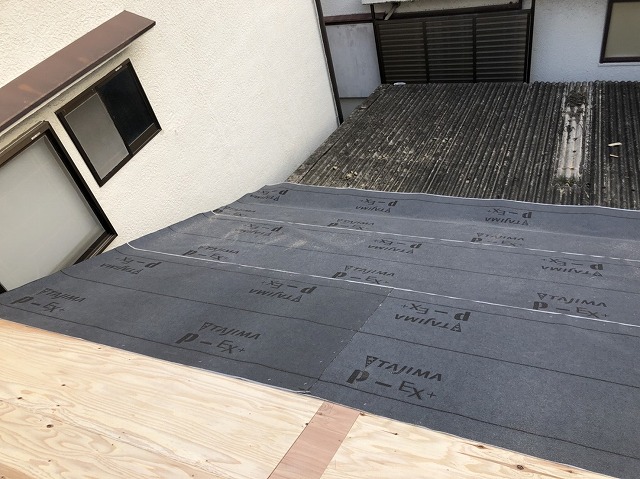 奈良市で屋根に防水紙を設置