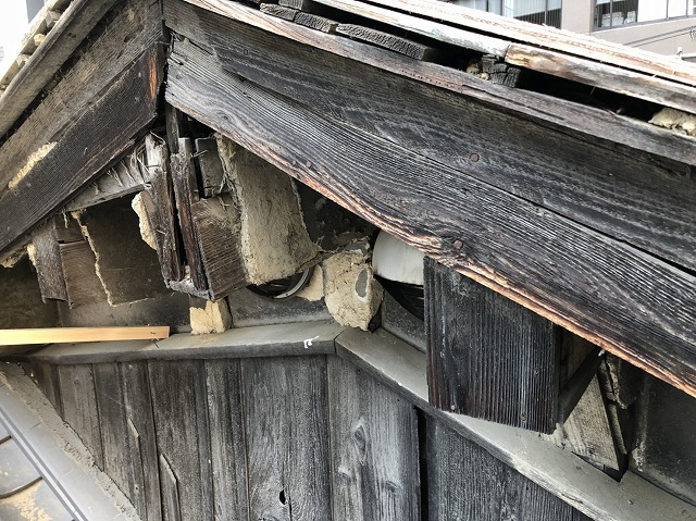 奈良市の段差の屋根の破風板