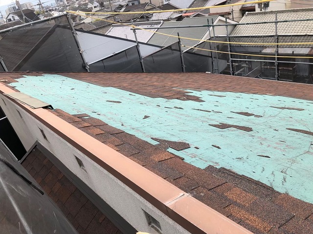 防水紙が丸見えになった大屋根