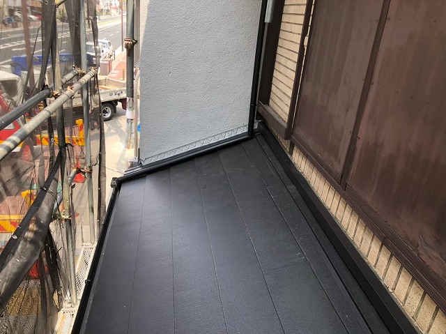 奈良市の屋根葺き替え工事で下屋根部分が完成したところ