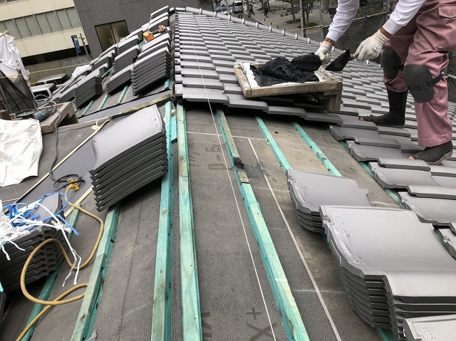 奈良市の複合屋根の瓦設置