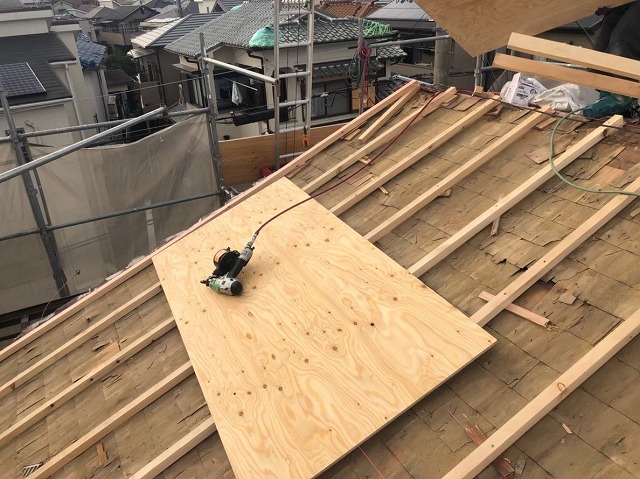 奈良市で台風被害の屋根修理、垂木と新しい野地板設置