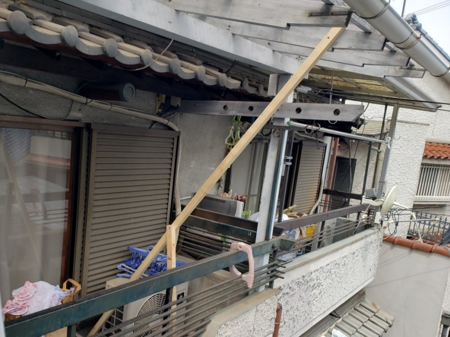 大阪市内の住宅で漆喰詰め直し工事でベランダ屋根の補強