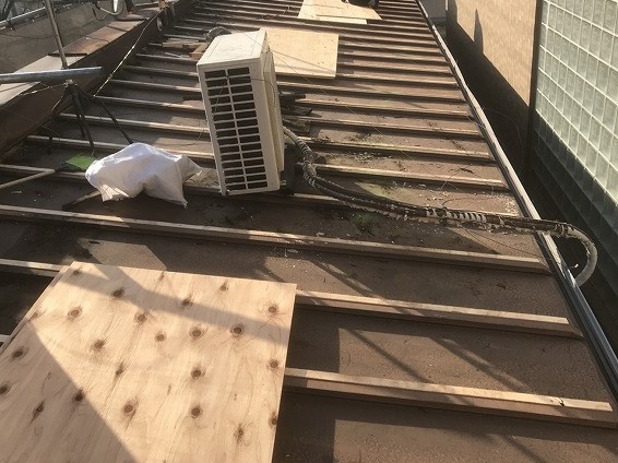 奈良市　店舗の屋根　瓦棒葺きトタン屋根不陸調整