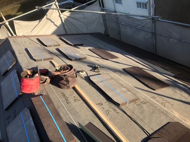 奈良市の台風被害の屋根修理、防水紙とスレート準備