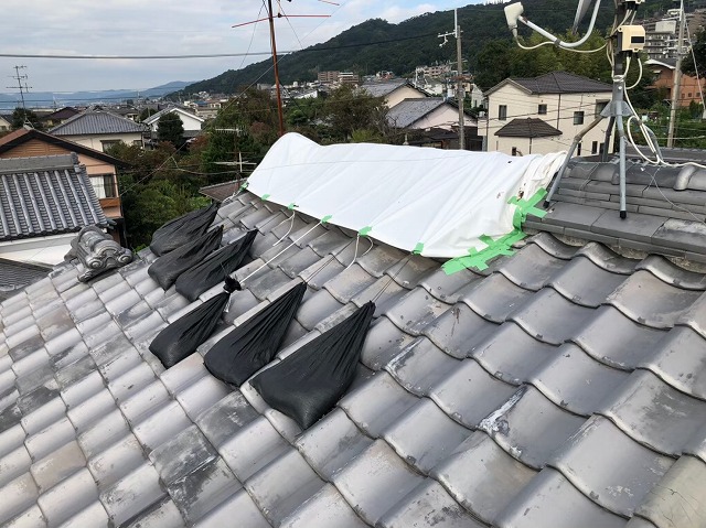 御所市の和風住宅の屋根の崩れた棟瓦の応急処置