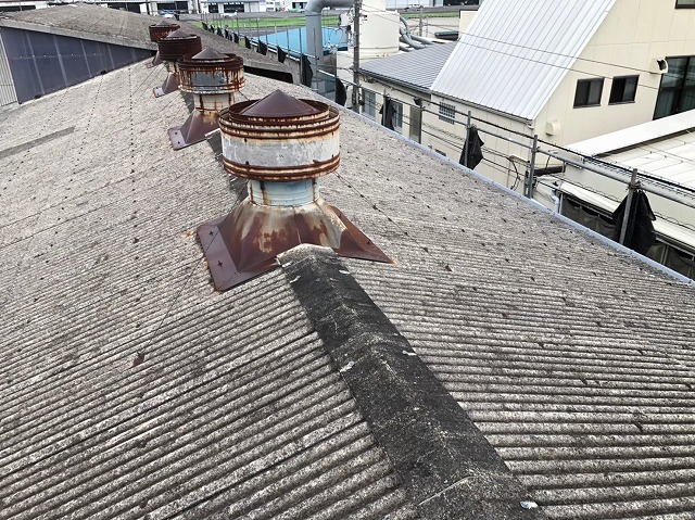 香芝市の大型工場の屋根