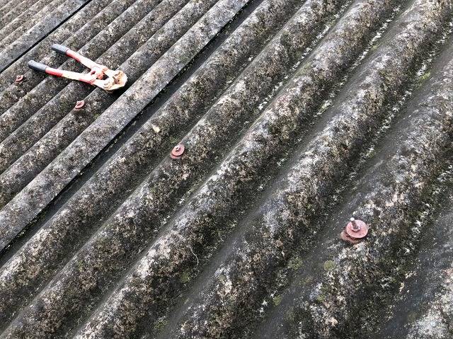 香芝市の工場の既存屋根のボルトを切断