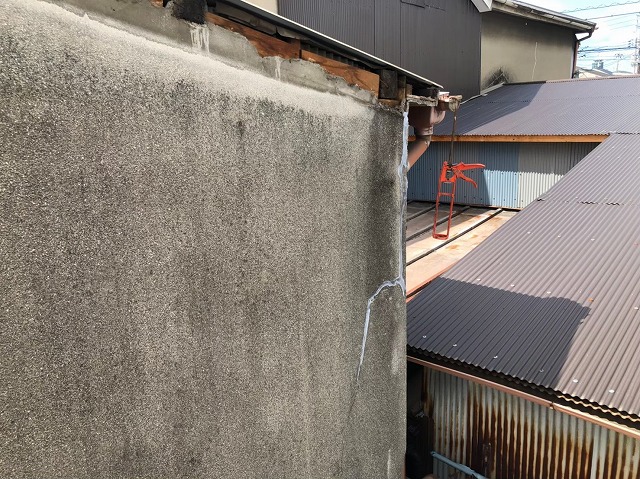 奈良市の2階の外壁のひび割れ