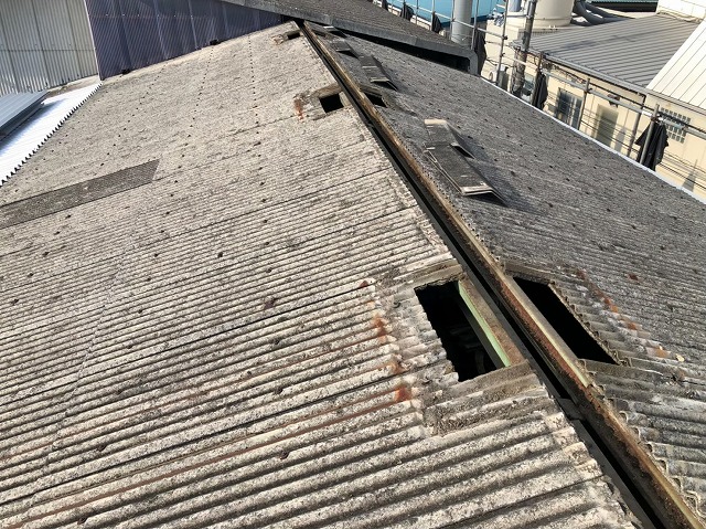 香芝市の工場で既存の棟板金と屋根上換気扇を撤去