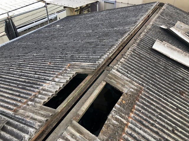 香芝市の棟板金を撤去した工場の屋根