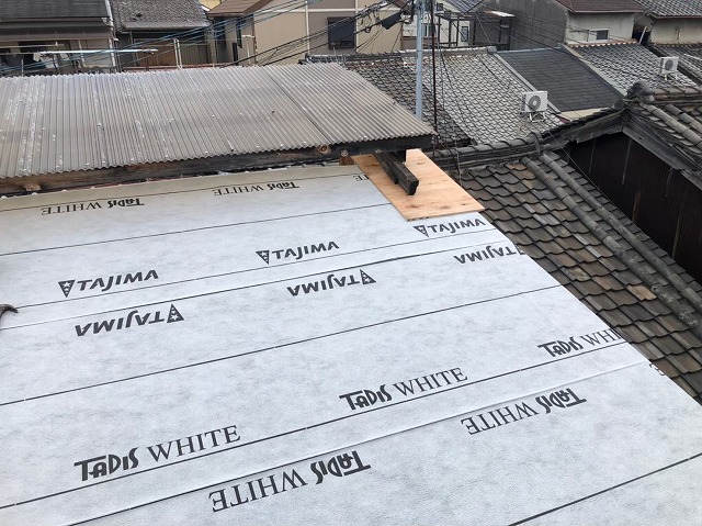 奈良市の葺き替え工事で防水紙を設置