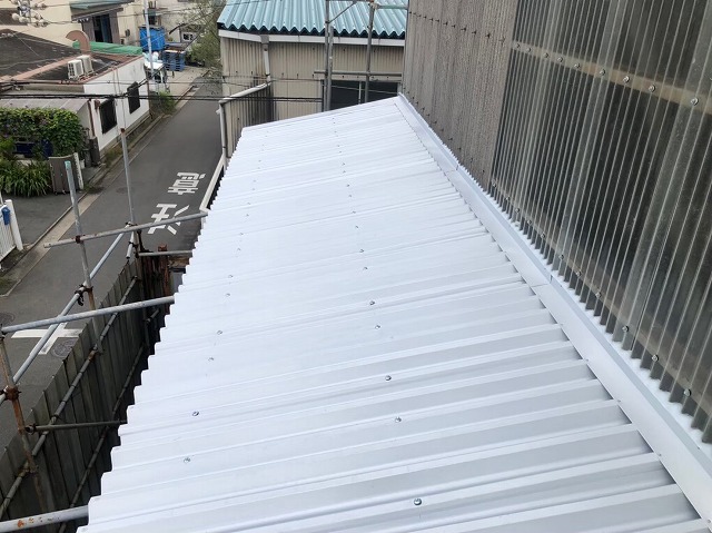 香芝市の大型工場で下屋根にリファインルーフをカバー工法で設置