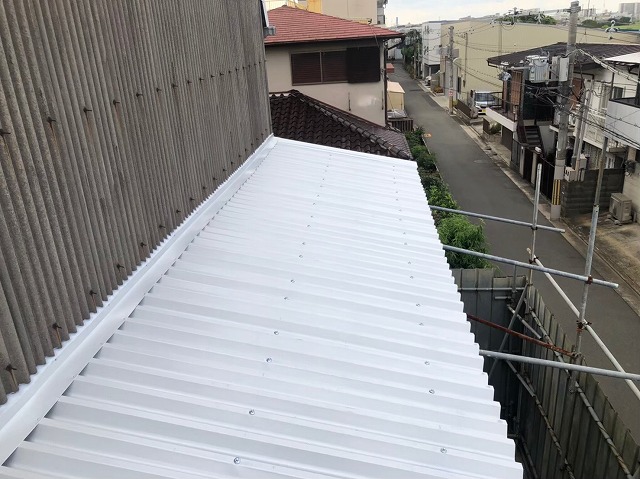 香芝市の工場の下屋根にリファインルーフを設置