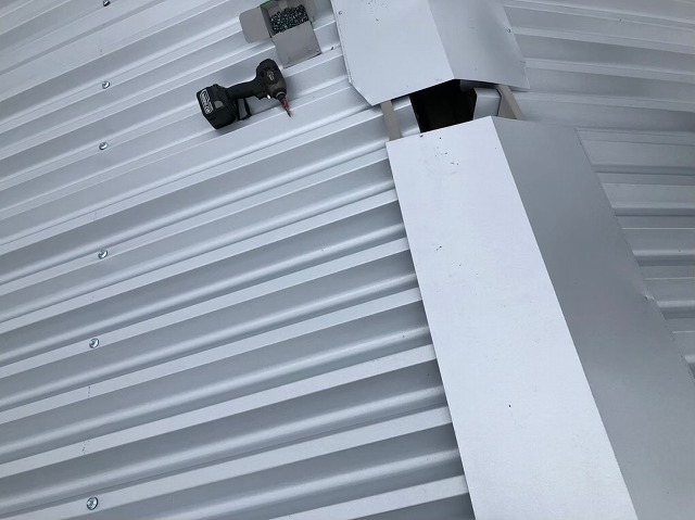 香芝市で換気棟を設置中の工場の屋根