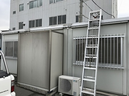 プレハブ側面と昇降はしご