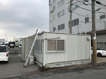 運送会社のプレハブ全景