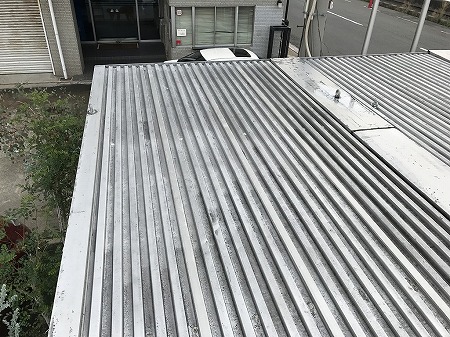 奈良市でプレハブ屋根雨漏り調査、勾配のない鋼板屋根とジョイント部・吊りボルト周辺の浸水リスクを確認
