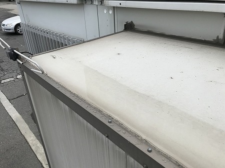 増設部の平らな屋根面