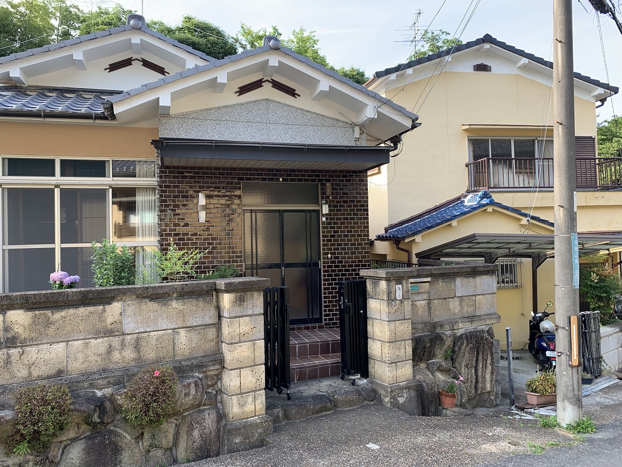 三郷町　塀壁の黒ずみ・苔にお悩みの方へ！近隣実績がきっかけでの現地調査