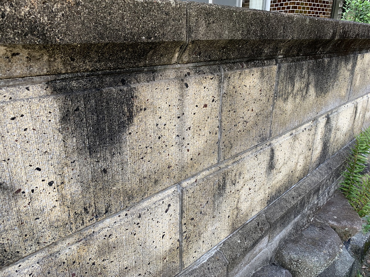 三郷町擁壁経年の汚れ