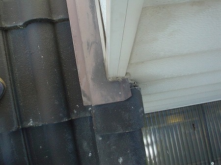 下屋根雨押え板金不備