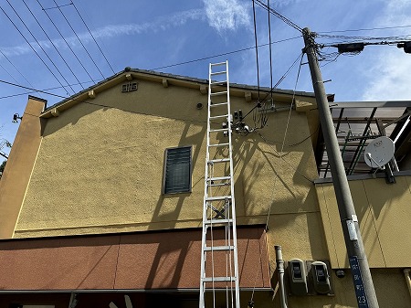 店舗屋根ハシゴで上って点検