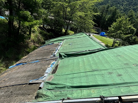 山添村のゴルフ場管理棟で雨漏り調査！腐食した屋根の劇的補修提案