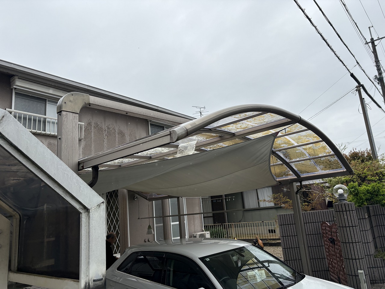 生駒市　経年劣化で割れたカーポート屋根と雨樋掃除の重要性をプロが徹底解説【ブログ】