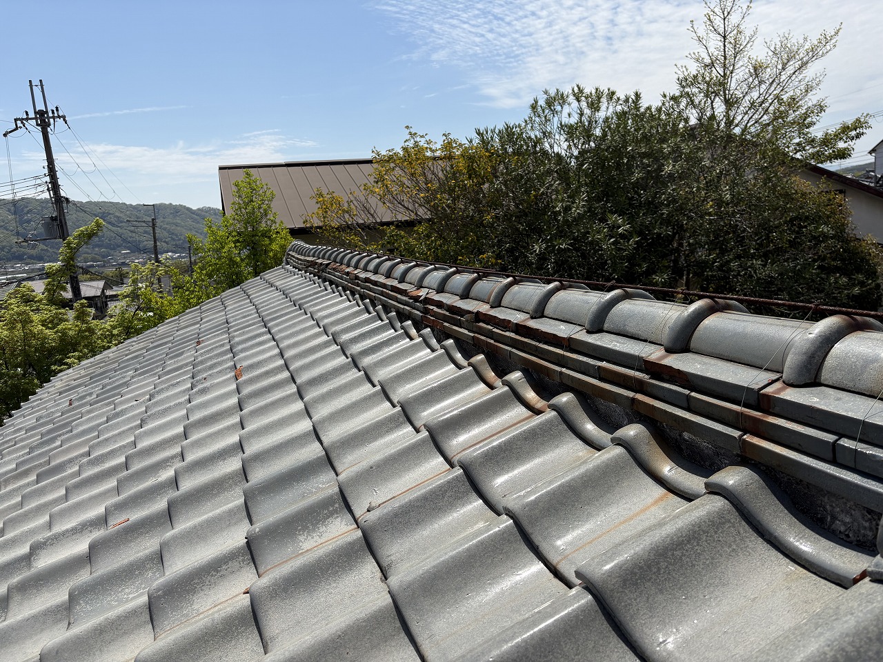 平群町　瓦が剥がれる凍害の恐怖！１階建て釉薬瓦屋根を守る地瓦差し替えと棟修繕【ブログ】