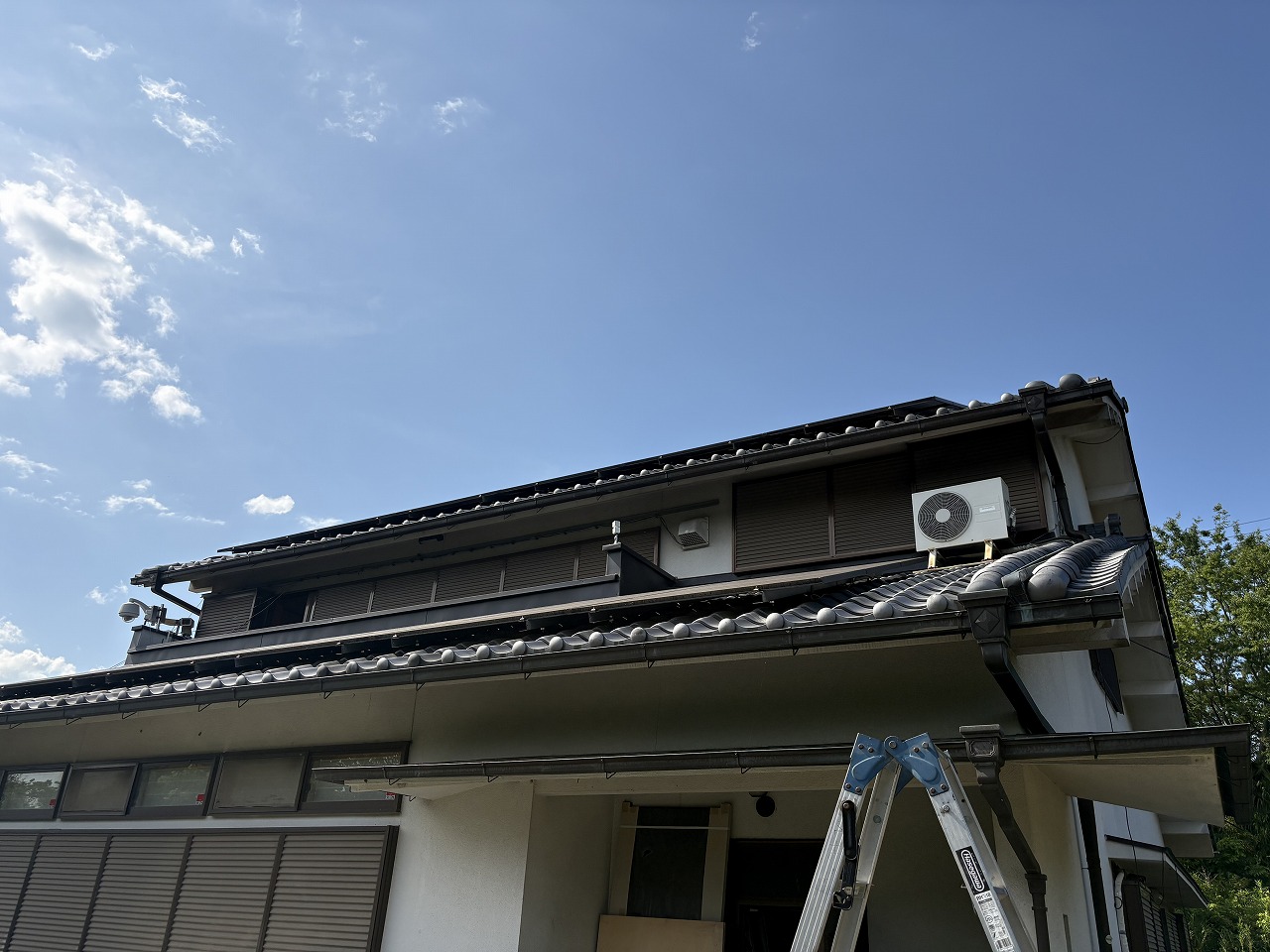 奈良市　いぶし瓦屋根で雨漏り発生！割れ瓦の補修と雨樋トラブルを防ぐ職人の知恵【ブログ】