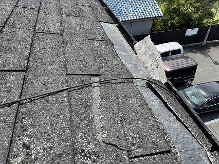 王寺町の医院でカラーベスト屋根が台風で破損・飛散