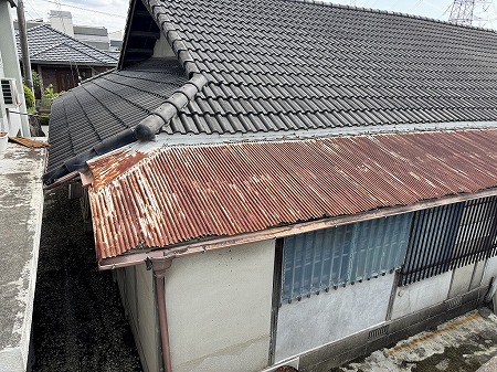 御所市で借家の錆びた波板庇を調査！雨漏りから守る最適な補修提案
