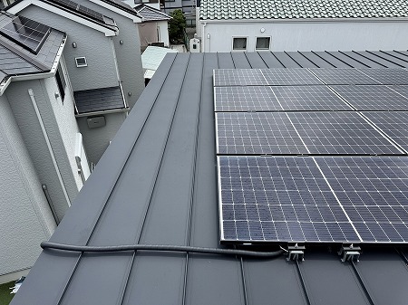 奈良県大和高田市で太陽光パネルの点検、屋根上配線と固定金具の状態を確認
