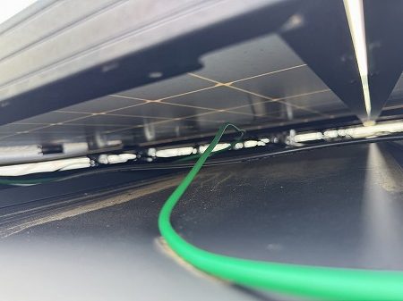 パネル下の配線経路