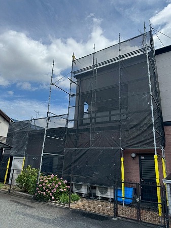 王寺町の医院にて火災保険を活用したカラーベスト屋根修理が始動