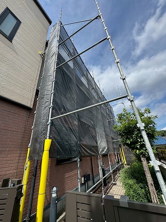落下防止のネットをはります。