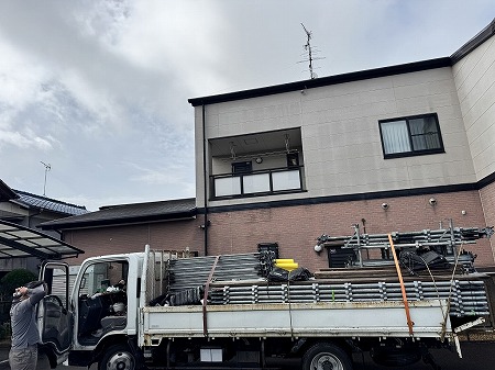 足場をトラックに積んできました。
