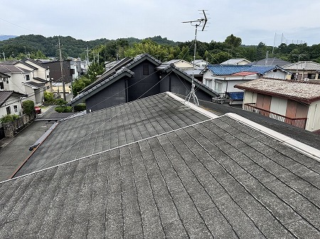 色あせた切妻屋根