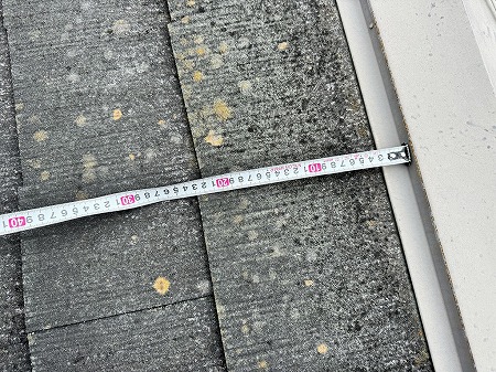 奈良市でカラーベスト屋根点検、塗膜褪色と棟際の雨仕舞不良・割れを確認