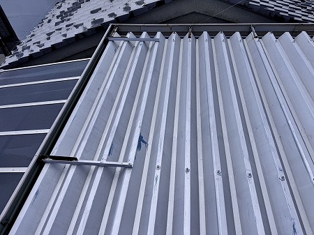 折板屋根と鼻隠し板金
