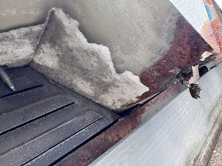斑鳩町で折板屋根の雨漏り点検！意外な原因「ペフ」の劣化を調査