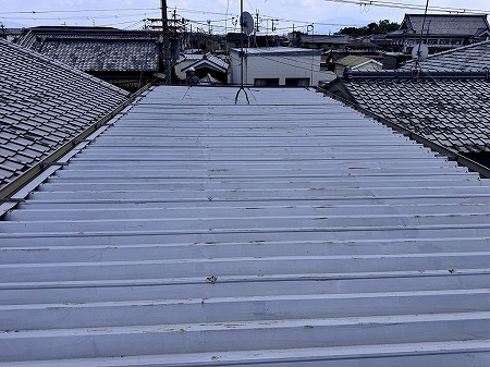 折板屋根全景