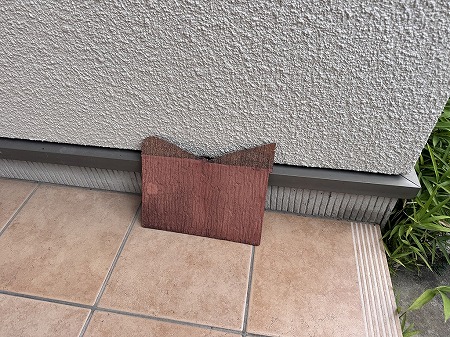 落下した屋根材の破片