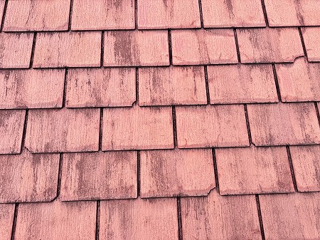 欠けが見られる屋根材