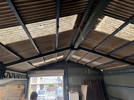 大和郡山市で波型スレート屋根のひび割れや壁際板金の乱れを確認しカバー工事をご提案